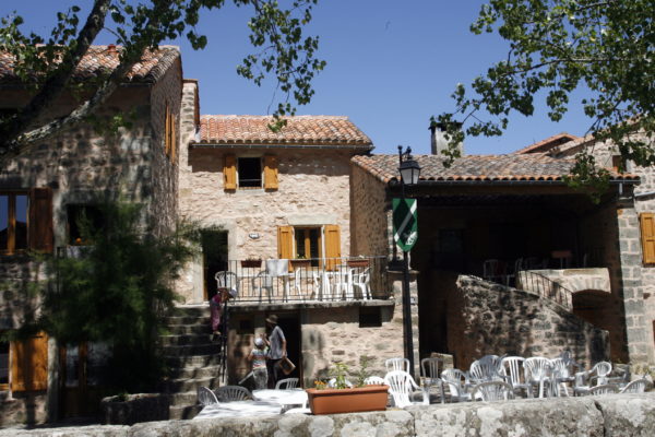 LE HAMEAU DE MOULES CENTRE DE VACANCES GITES SUR LA COMMUNE DE FONDAMENTE DANS LE SUD AVEYRON
